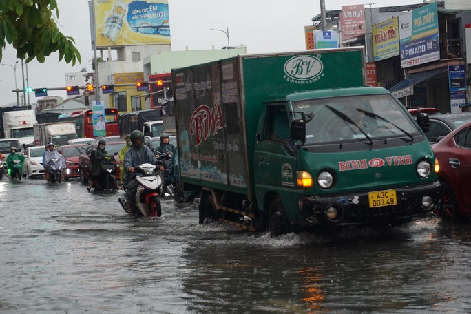 Nhiều nơi ở miền Trung ngập sâu, cảnh báo nguy cơ sạt lở - Ảnh 18.