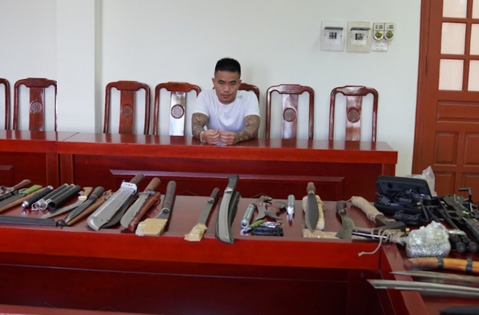 “Ông trùm” cho vay sắm cả “kho vũ khí”, ném chất bẩn vào nhà con nợ - Ảnh 1.