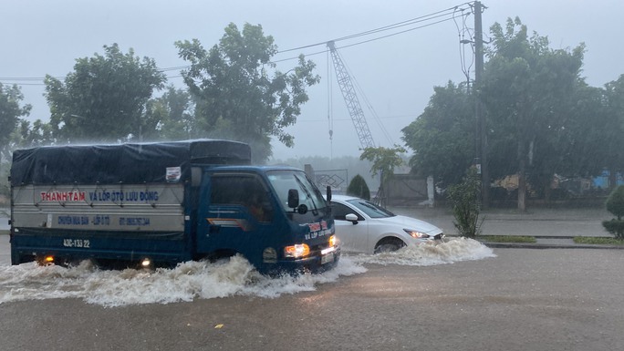 Nhiều nơi ở miền Trung ngập sâu, cảnh báo nguy cơ sạt lở - Ảnh 7.