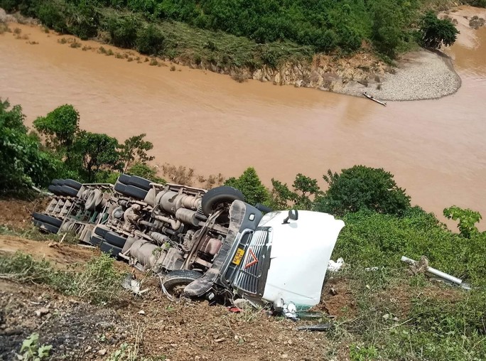 Xe container lao xuống vực sâu, tài xế hoảng loạn thoát ra ngoài - Ảnh 1.