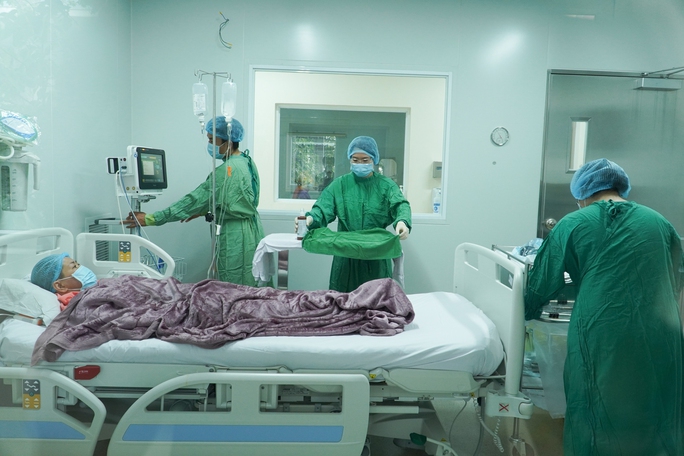 Lần đầu tiên tại Việt Nam thực hiện đồng thời 2 kỹ thuật cao cứu ca ung thư hạch - Ảnh 2.