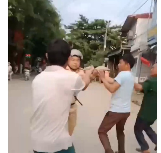 Vụ clip CSGT bắn chỉ thiên khi bị đuổi đánh: Khởi tố, bắt kẻ cầm đầu - Ảnh 3.