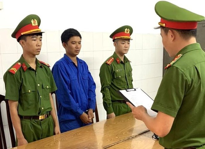 Vụ clip CSGT bắn chỉ thiên khi bị đuổi đánh: Khởi tố, bắt kẻ cầm đầu - Ảnh 1.