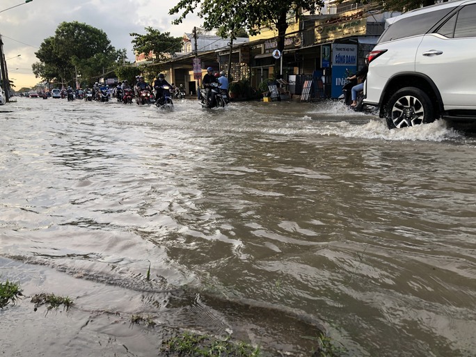 Cần Thơ: Triều cường dâng cao, trung tâm ngập nặng - Ảnh 3.