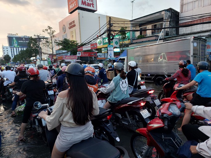 Cần Thơ: Triều cường dâng cao, trung tâm ngập nặng - Ảnh 9.