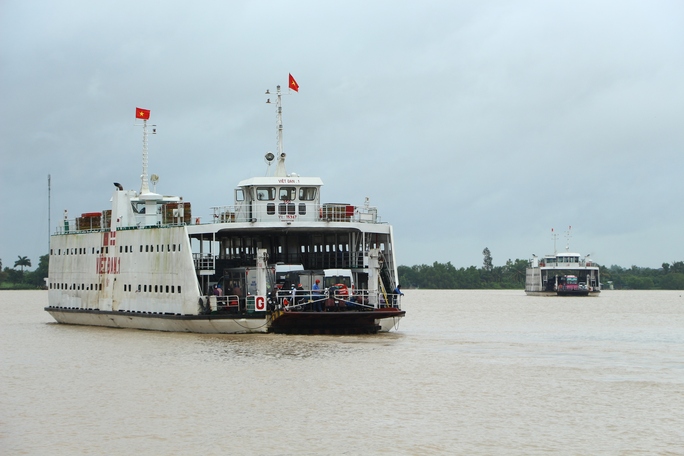 Người dân đội mưa quay lại TP HCM và Đông Nam Bộ sau kỳ nghỉ lễ - Ảnh 2.