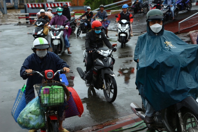 Người dân đội mưa quay lại TP HCM và Đông Nam Bộ sau kỳ nghỉ lễ - Ảnh 12.