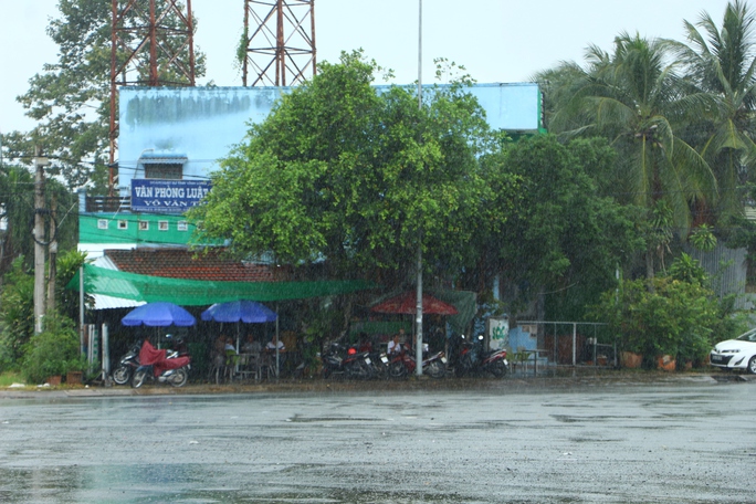 Người dân đội mưa quay lại TP HCM và Đông Nam Bộ sau kỳ nghỉ lễ - Ảnh 9.