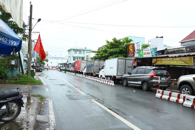 Người dân đội mưa quay lại TP HCM và Đông Nam Bộ sau kỳ nghỉ lễ - Ảnh 11.