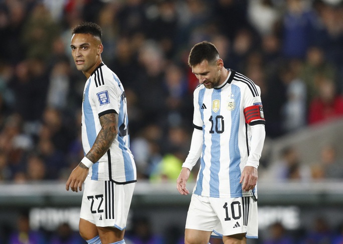 Messi đá phạt thành bàn từ hơn 21 m, Argentina thắng sát nút tại vòng loại World Cup - Ảnh 2.