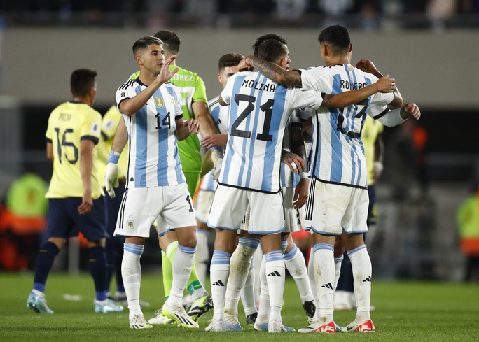 Messi đá phạt thành bàn từ hơn 21 m, Argentina thắng sát nút tại vòng loại World Cup - Ảnh 4.