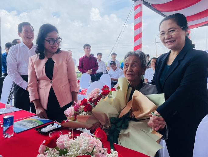 Chính thức thông xe cầu Long Kiểng sau 22 năm chờ đợi - Ảnh 4. Chính thức thông xe cầu Long Kiểng sau 22 năm chờ đợi - Ảnh 4.