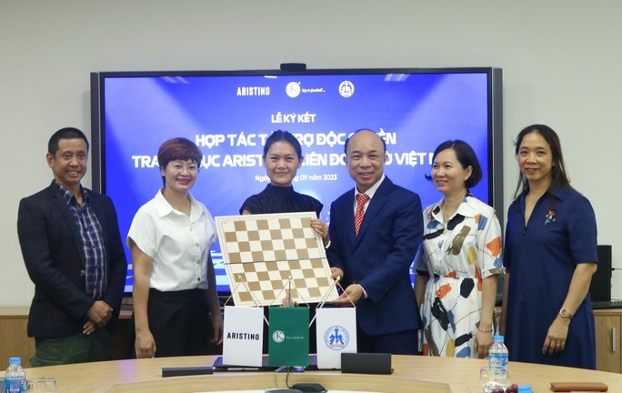 Thương hiệu thời trang Aristino ký tài trợ độc quyền với Liên đoàn Cờ Việt Nam - Ảnh 3.