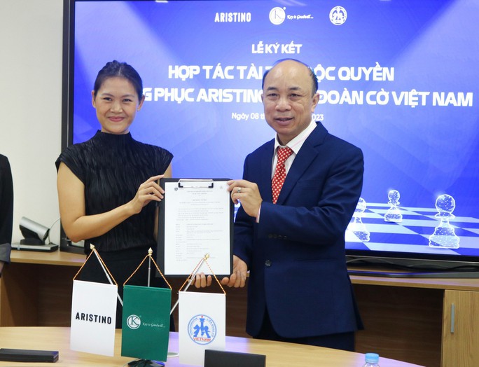 Thương hiệu thời trang Aristino ký tài trợ độc quyền với Liên đoàn Cờ Việt Nam - Ảnh 2.