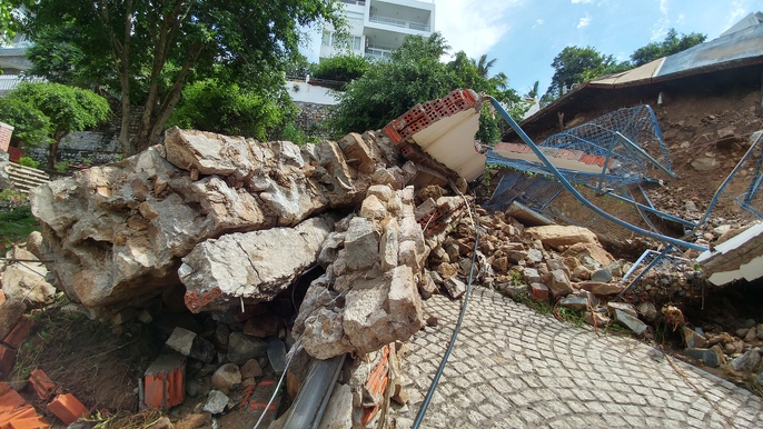 Tường rào, sân bóng ở biệt thự trên Núi Lớn đổ xuống đường - Ảnh 2. Tường rào, sân bóng ở biệt thự trên Núi Lớn đổ xuống đường - Ảnh 2.