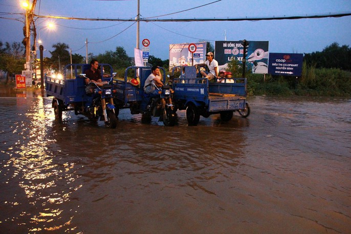 Dịch vụ ba gác giải cứu xe máy đắt khách trong triều cường - Ảnh 8.