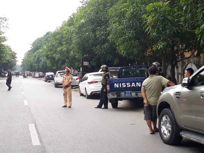 Phong tỏa tuyến phố, triển khai bắn tỉa để truy bắt tội phạm nguy hiểm - Ảnh 3.