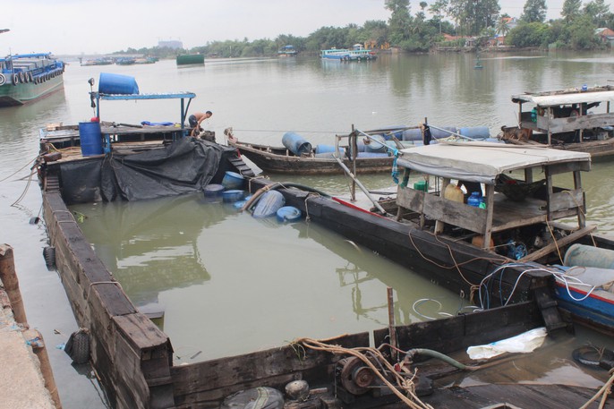 Chilled with a chemical tank sank on the Dong Nai River - Photo 4.