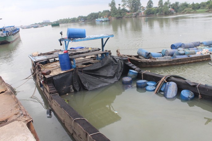 Chilled with a chemical tank sank on the Dong Nai River - Picture 6.