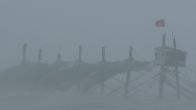 Bão số 9 đã vào Bà Rịa - Vũng Tàu, mưa rất to, cây ngã đổ, tàu chìm - Ảnh 2.