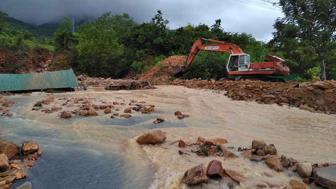 Đường ở Nha Trang biến thành suối, đá tảng lăn đầy đường - Ảnh 7.