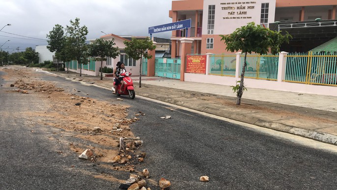 Đường ở Nha Trang biến thành suối, đá tảng lăn đầy đường - Ảnh 8.