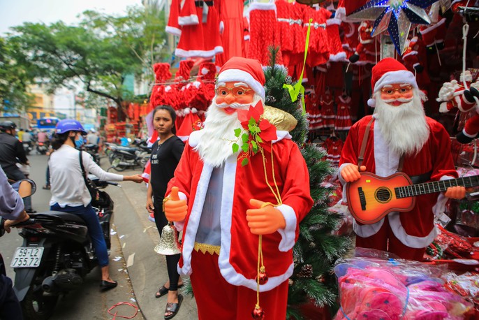 Người dân TP HCM tất bật mua đồ chuẩn bị Giáng sinh