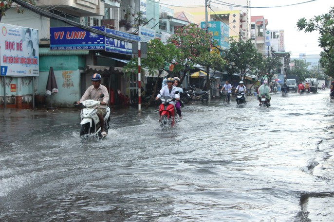 Cuối năm, nhiều tuyến đường ở Bạc Liêu chìm trong biển nước - Ảnh 1.