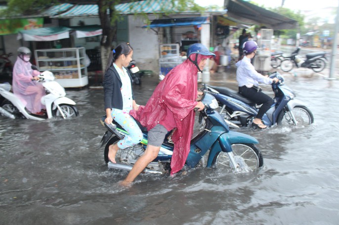 Cuối năm, nhiều tuyến đường ở Bạc Liêu chìm trong biển nước - Ảnh 3.