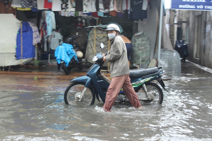 Cuối năm, nhiều tuyến đường ở Bạc Liêu chìm trong biển nước - Ảnh 4.