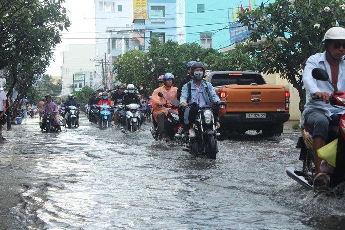 Cuối năm, nhiều tuyến đường ở Bạc Liêu chìm trong biển nước - Ảnh 5.