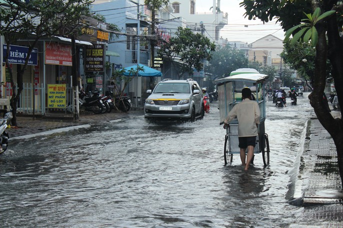 Cuối năm, nhiều tuyến đường ở Bạc Liêu chìm trong biển nước - Ảnh 6.