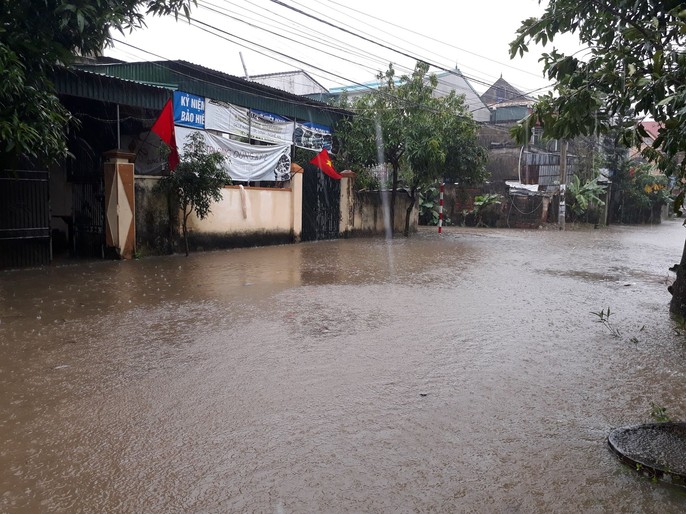 Mưa lớn nhiều giờ, TP Vinh chìm trong biển nước, giao thông đảo lộn - Ảnh 2.