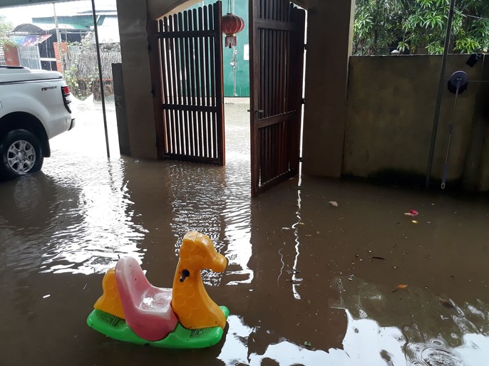 Mưa lớn nhiều giờ, TP Vinh chìm trong biển nước, giao thông đảo lộn - Ảnh 6.