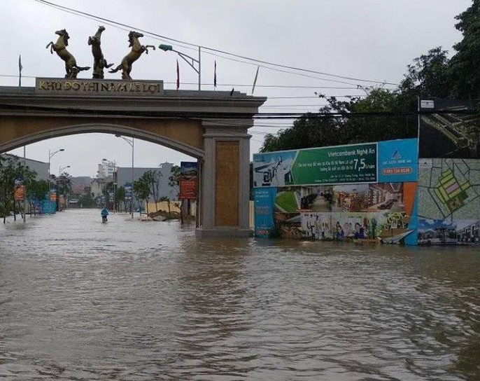 Mưa lớn nhiều giờ, TP Vinh chìm trong biển nước, giao thông đảo lộn - Ảnh 5.