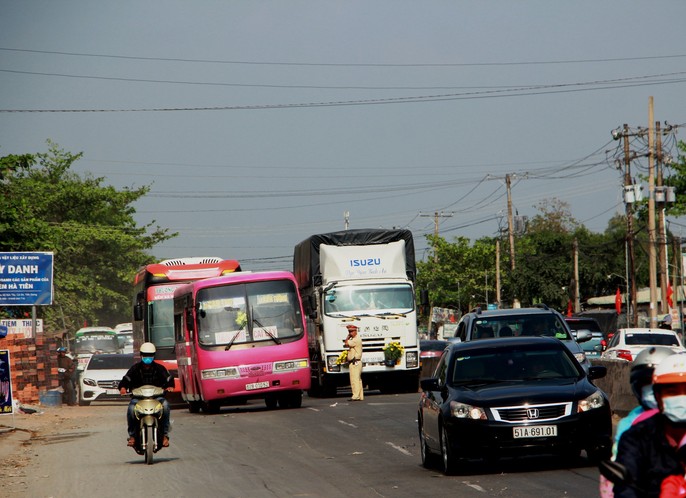 Ô tô đổ về miền Tây, Tiền Giang ùn tắc nhiều nơi - Ảnh 6.