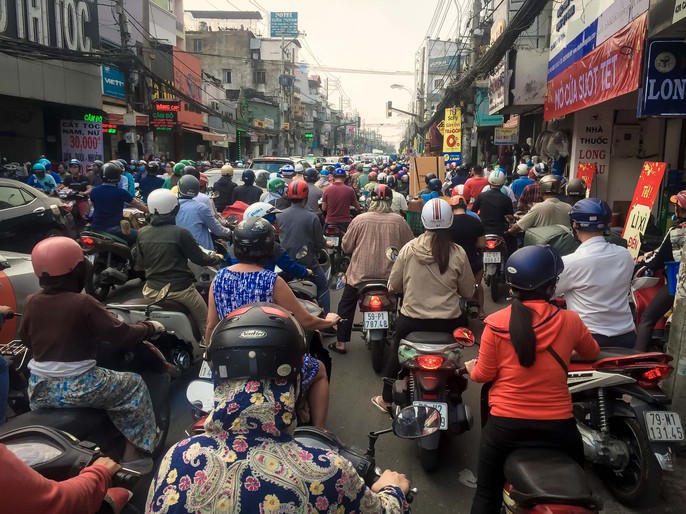 TP HCM: Ùn tắc kinh hoàng, biển người chôn chân ngày đưa ông Táo - Ảnh 2.