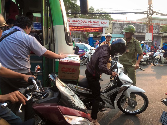 TP HCM: Ùn tắc kinh hoàng, biển người chôn chân ngày đưa ông Táo - Ảnh 3.