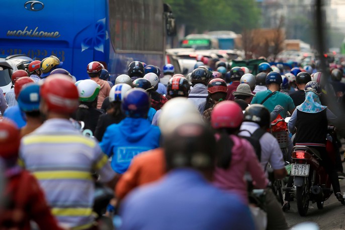 TP HCM: Ùn tắc kinh hoàng, biển người chôn chân ngày đưa ông Táo - Ảnh 4.