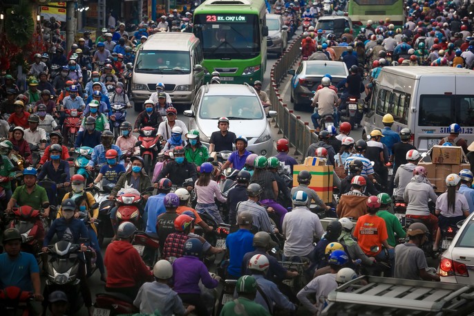 TP HCM: Ùn tắc kinh hoàng, biển người chôn chân ngày đưa ông Táo - Ảnh 9.