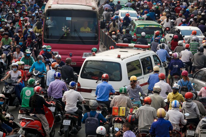 TP HCM: Ùn tắc kinh hoàng, biển người chôn chân ngày đưa ông Táo - Ảnh 8.