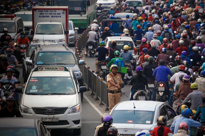 TP HCM: Ùn tắc kinh hoàng, biển người chôn chân ngày đưa ông Táo - Ảnh 12.