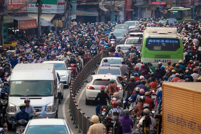 TP HCM: Ùn tắc kinh hoàng, biển người chôn chân ngày đưa ông Táo - Ảnh 7.