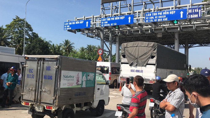 Tài xế phản ứng BOT T1, ùn tắc kéo dài trên QL91 - Ảnh 7. Tài xế phản ứng BOT T1, ùn tắc kéo dài trên QL91 - Ảnh 7.