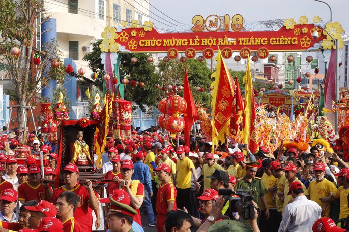 Biển người đổ về Bình Dương dự lễ hội chùa Bà - Ảnh 5.