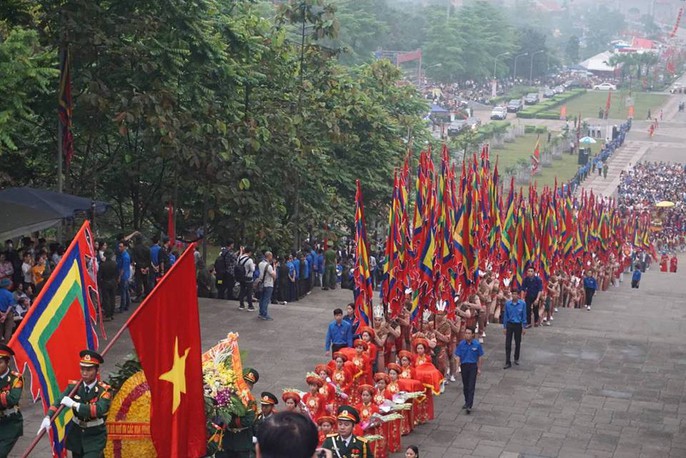 Thủ tướng Nguyễn Xuân Phúc dâng hương tại Đền Hùng dưới mưa - Ảnh 8.