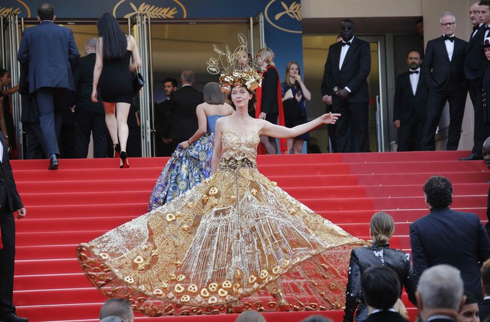 Những bộ đầm lạ mắt trên thảm đỏ Cannes - Ảnh 4.