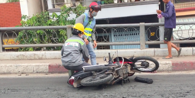 Kẹt xe kinh hoàng ở cầu kênh Tẻ - Ảnh 2. Kẹt xe kinh hoàng ở cầu kênh Tẻ - Ảnh 2.