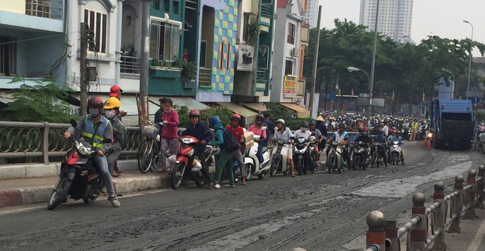 Kẹt xe kinh hoàng ở cầu kênh Tẻ - Ảnh 6. Kẹt xe kinh hoàng ở cầu kênh Tẻ - Ảnh 6.