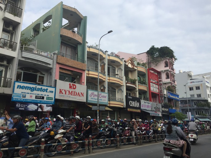 Kẹt xe kinh hoàng ở cầu kênh Tẻ - Ảnh 4. Kẹt xe kinh hoàng ở cầu kênh Tẻ - Ảnh 4.